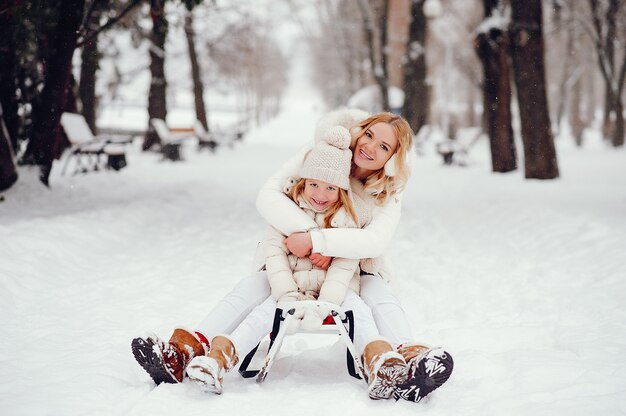 Madre e hija en un parque de invierno