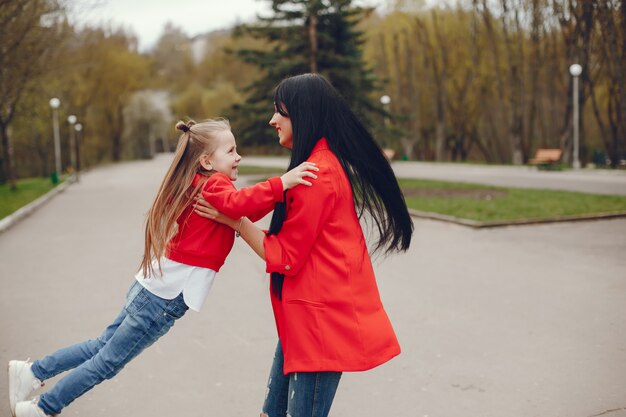 madre e hija en un parque