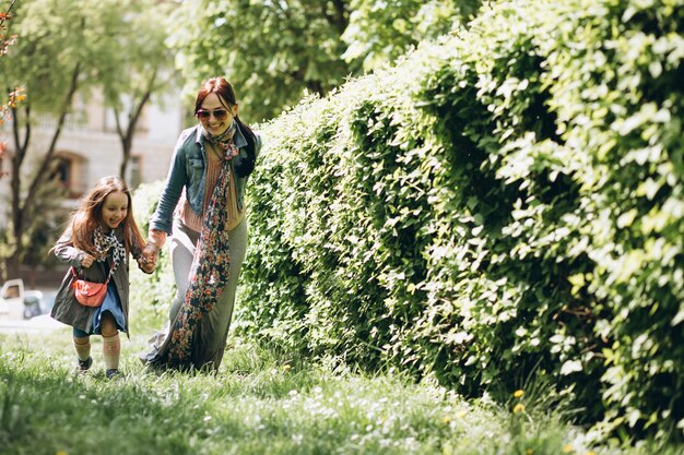 Madre e hija en el parque