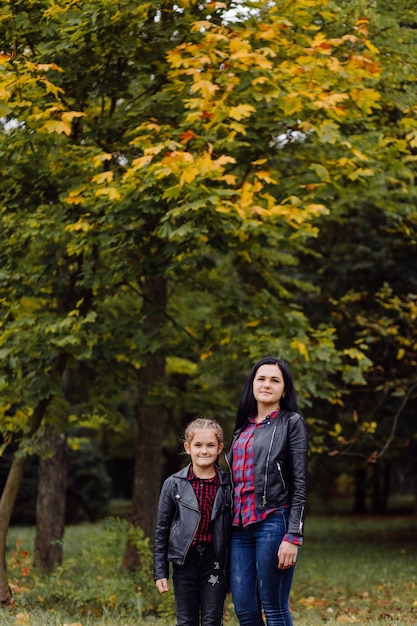 Madre e hija en un parque