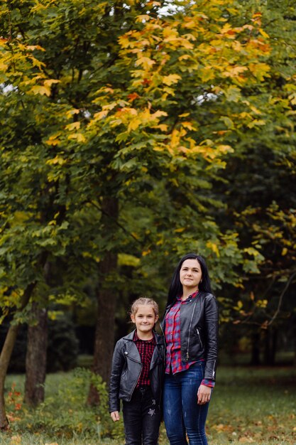 Madre e hija en un parque