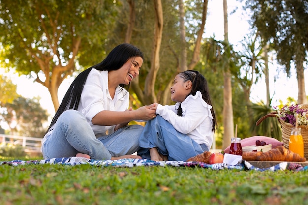 Madre e hija pasan tiempo juntas afuera en el parque para el día de la madre