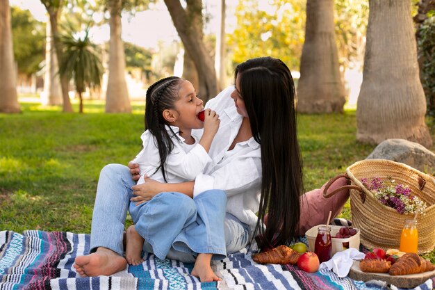 Madre e hija pasan tiempo juntas afuera en el parque para el día de la madre