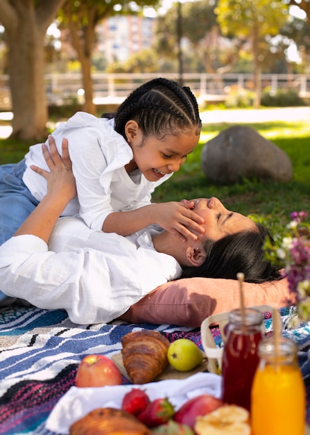 Madre e hija pasan tiempo juntas afuera en el parque para el día de la madre