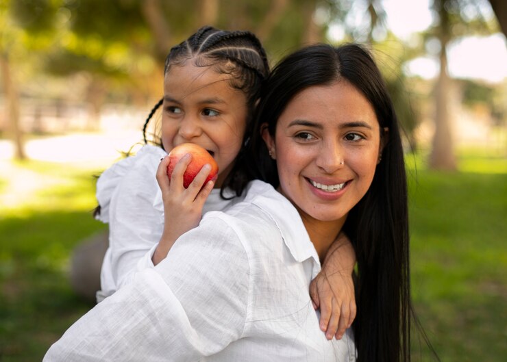 Foto gratuito madre e hija pasan tiempo juntas afuera en el parque para el día de la madre