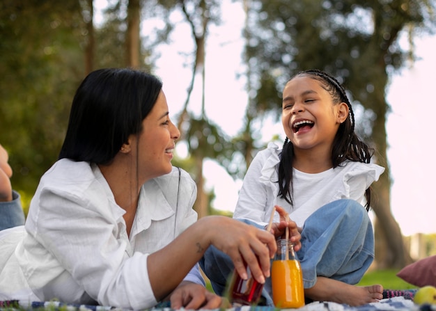 Madre e hija pasan tiempo juntas afuera en el parque para el día de la madre