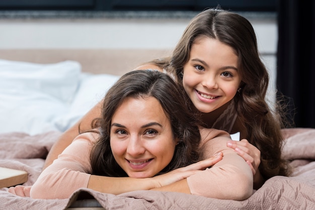 Madre e hija pasan tiempo juntas en casa