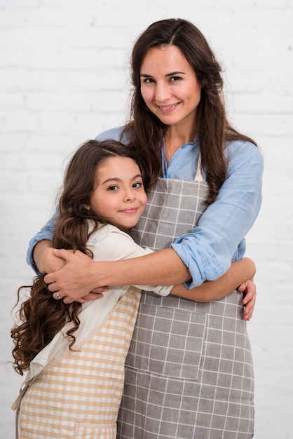 Madre e hija pasan tiempo juntas en el interior