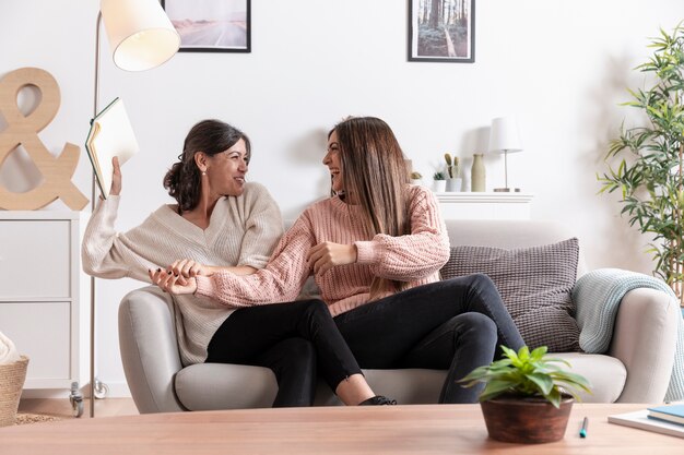 Madre e hija pasando un buen rato juntas