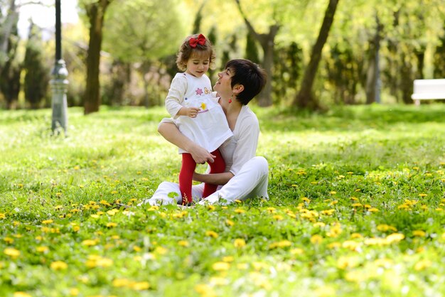 Madre e hija pasando la tarde en el jardín