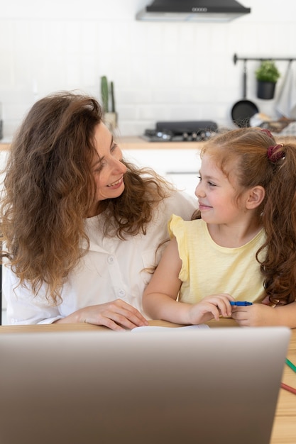 Foto gratuita madre e hija pasando tiempo juntas