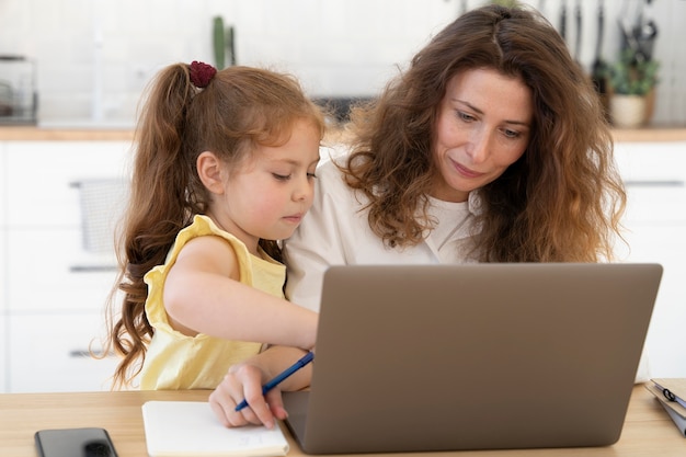 Foto gratuita madre e hija pasando tiempo juntas