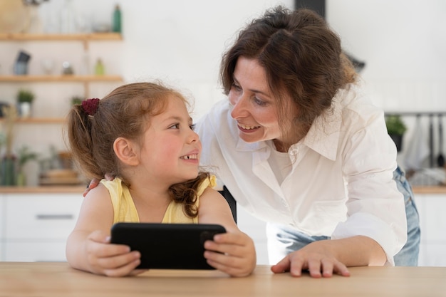 Foto gratuita madre e hija pasando tiempo juntas