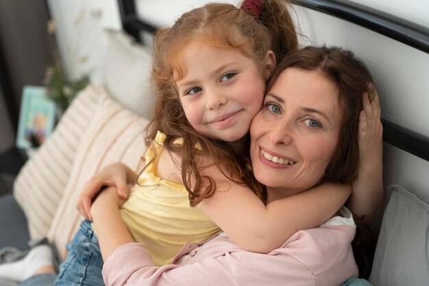 Madre e hija pasando tiempo juntas