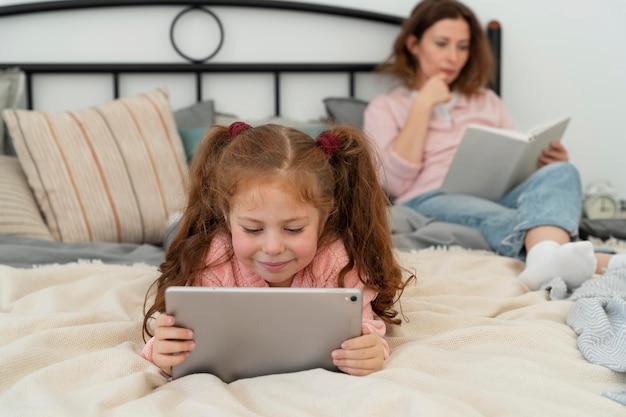 Madre e hija pasando tiempo juntas