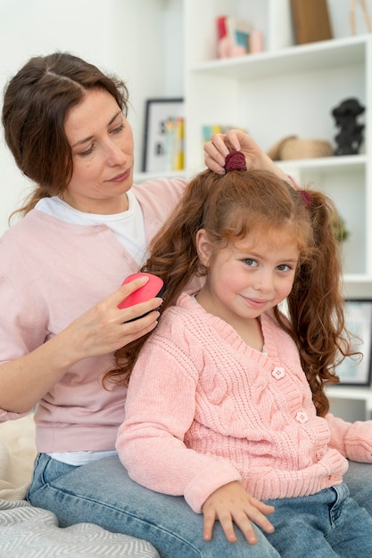 Foto gratuita madre e hija pasando tiempo juntas