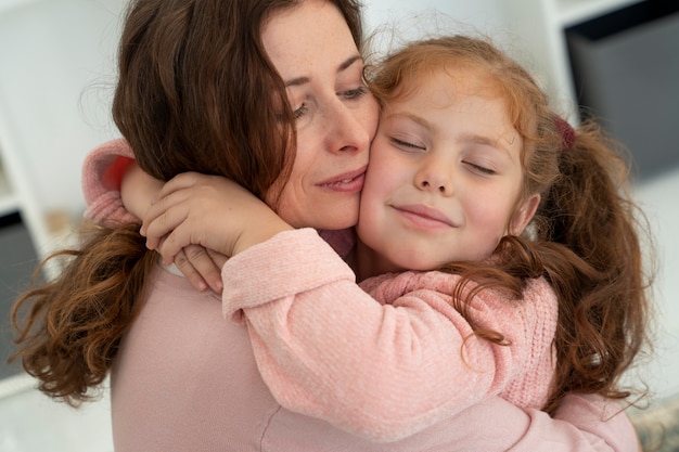 Madre e hija pasando tiempo juntas