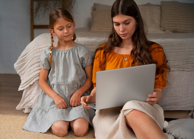 Madre e hija pasando tiempo juntos mientras llevan ropa de lino