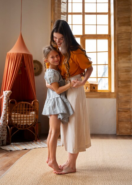 Madre e hija pasando tiempo juntos mientras llevan ropa de lino
