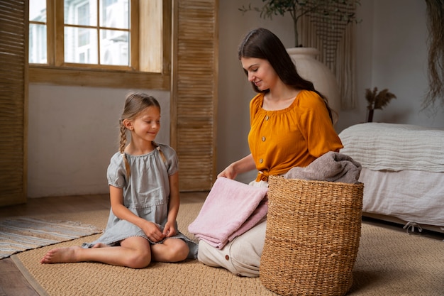 Madre e hija pasando tiempo juntos mientras llevan ropa de lino