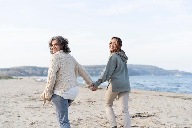 Madre e hija pasar tiempo juntos en la playa