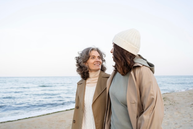 Madre e hija, pasar tiempo juntos en la playa