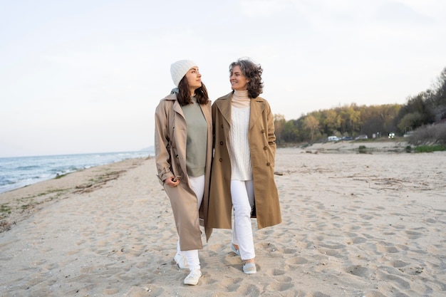 Madre e hija, pasar tiempo juntos en la playa