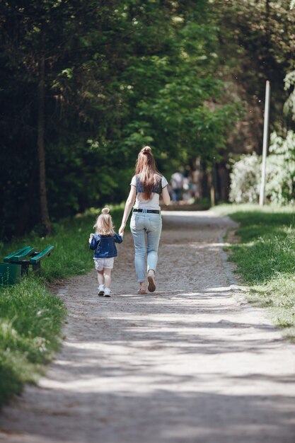 Madre e hija paseando por un camino de tierra