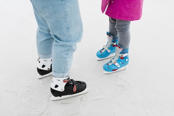 Madre e con patines de hielo | Foto Gratis