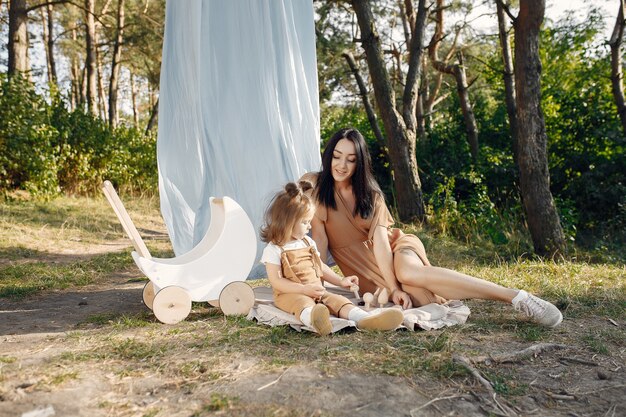 Madre e hija pequeña jugando en un campo de verano