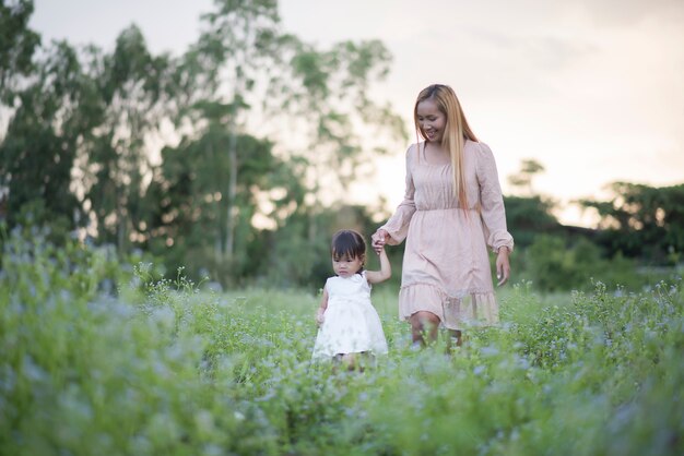 Madre e hija pequeña jugando juntos en un parque