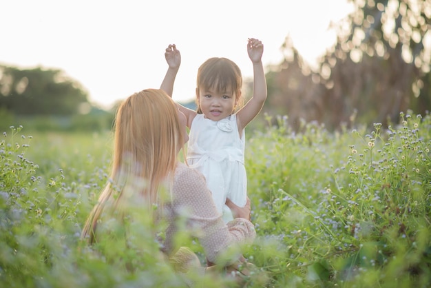 Madre e hija pequeña jugando juntos en un parque