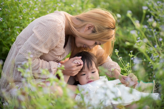 Madre e hija pequeña jugando juntos en un parque