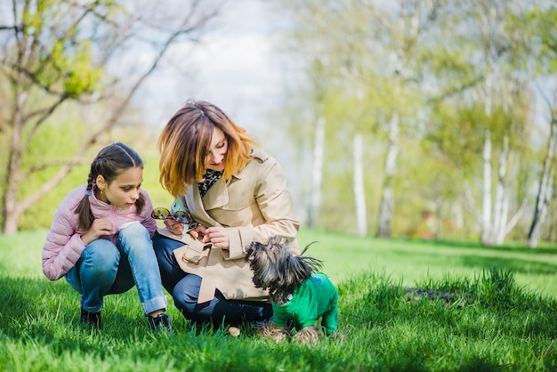 Madre e hija con el perro