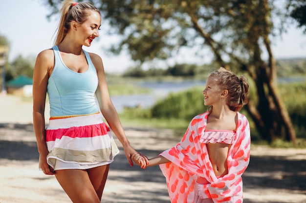 Madre e hija en la playa