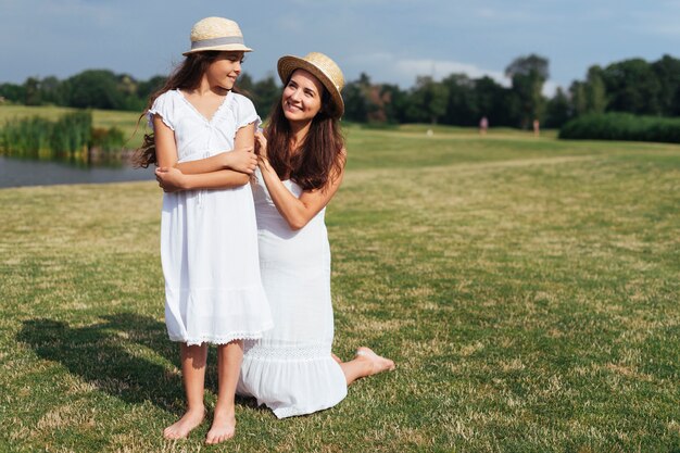 Madre e hija posando al aire libre