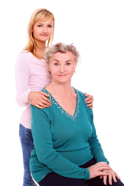 madre e hija posando en blanco