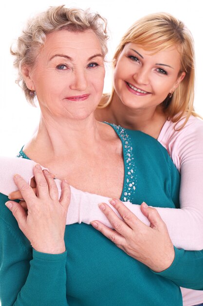 madre e hija posando en blanco