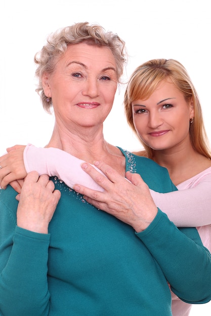 madre e hija posando en blanco