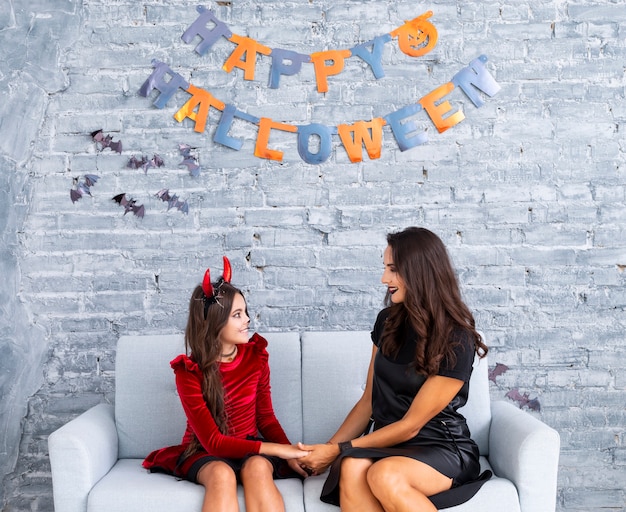 Madre e hija posando para halloween