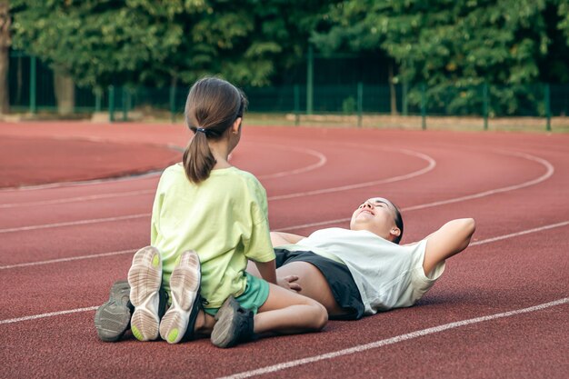 Foto gratuita madre e hija practican deportes al aire libre en el estadio