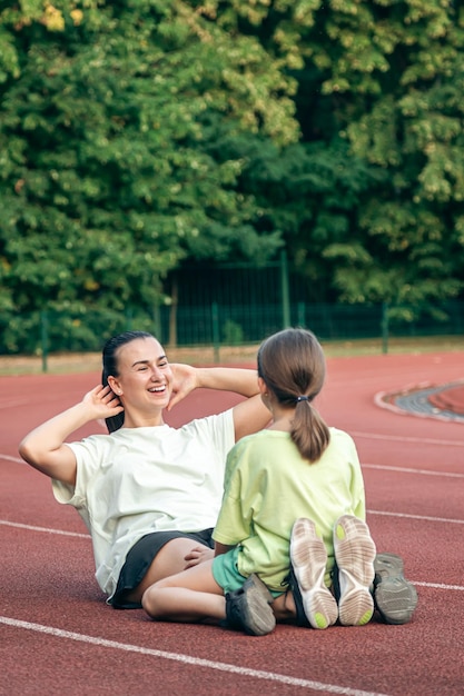 Foto gratuita madre e hija practican deportes al aire libre en el estadio