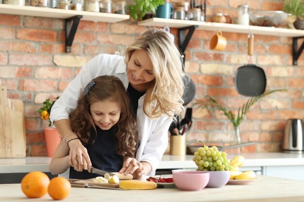 Madre e hija preparando el desayuno