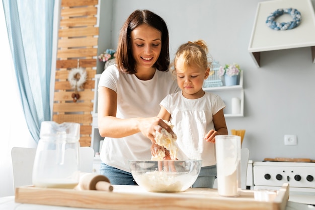 Madre e hija preparando masa