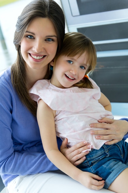 Madre e hija que se divierten en la cocina