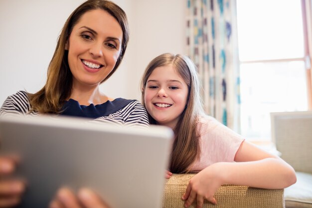 Madre e hija que usa la tableta digital