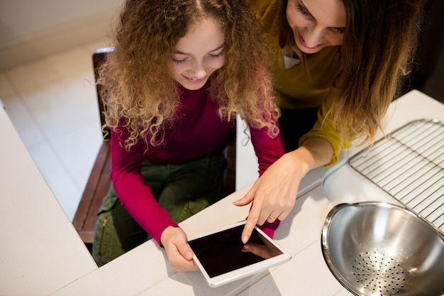 Foto gratuita madre e hija que usa la tableta digital