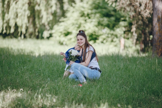 Madre e hija con un ramo de flores blancas