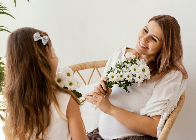 Madre e hija con ramo de flores de primavera