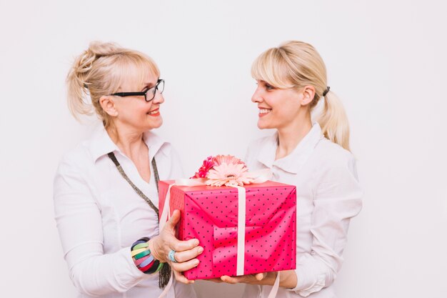 Madre e hija con regalo